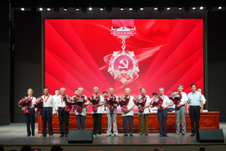 为在党50年的老同志颁发纪念奖...